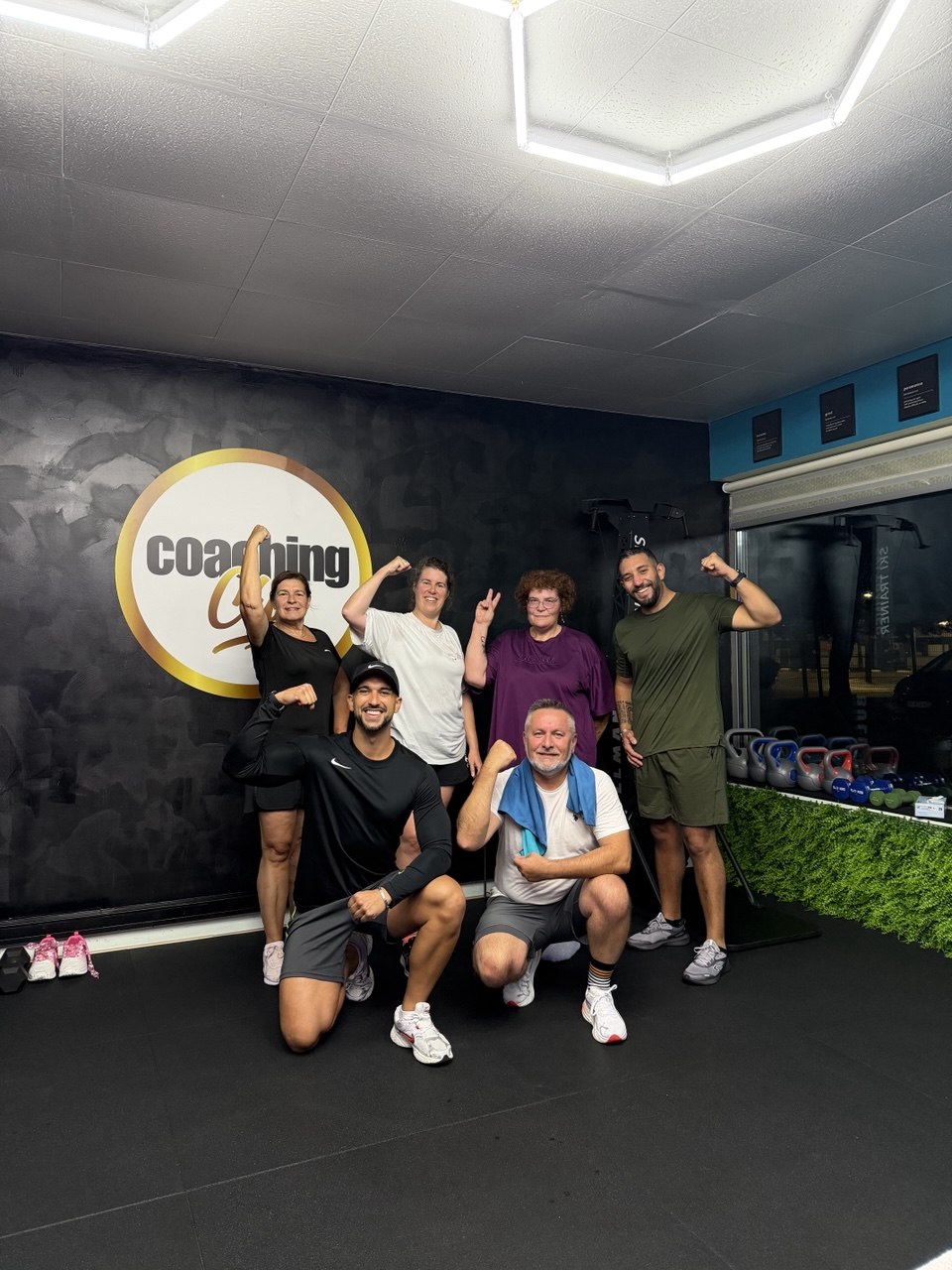 Robin et un groupe de participants réunis après une séance au Coaching Club